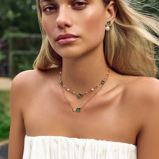 Maple leaf design necklace